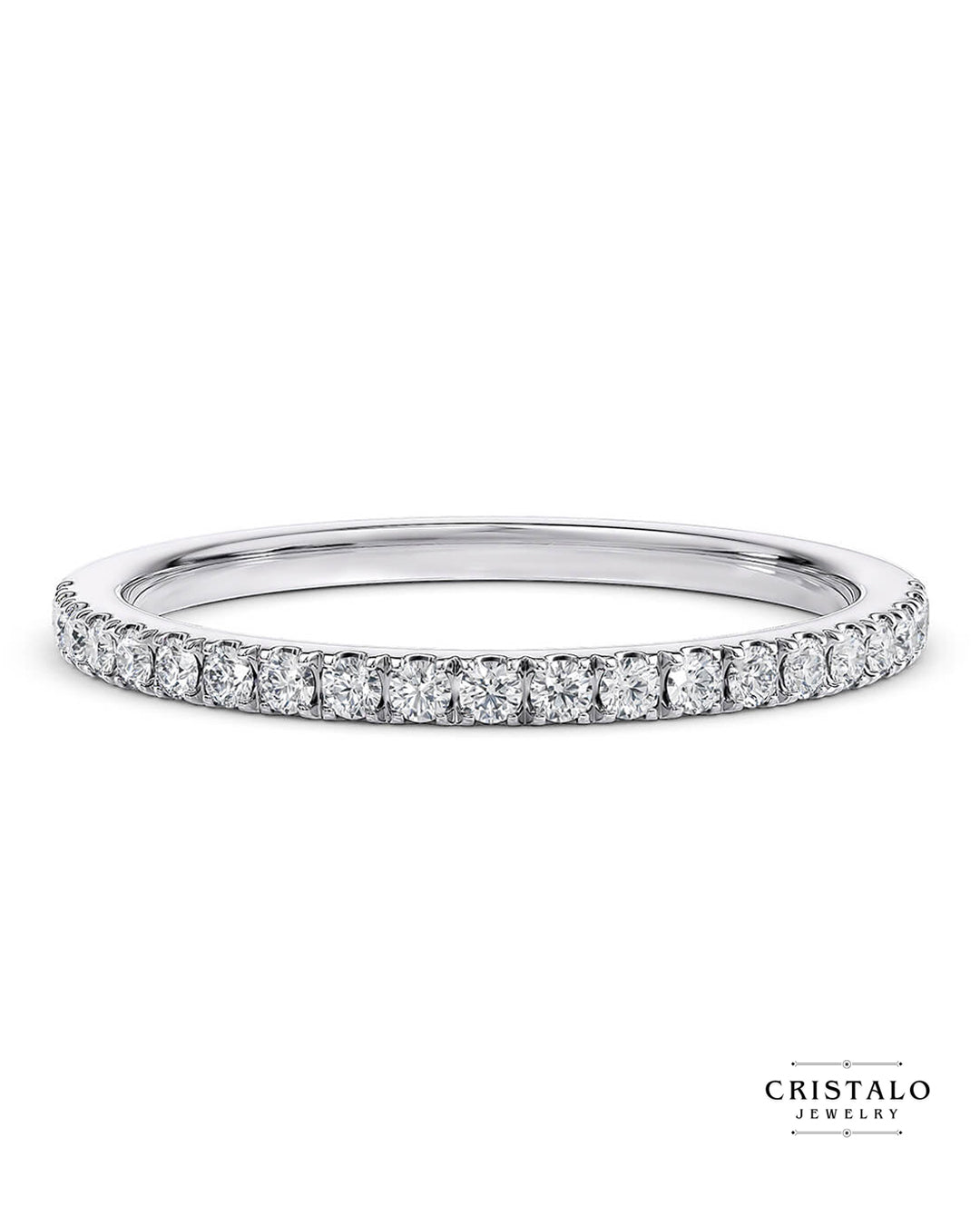 A brilliant 18k white gold diamond ring, radiating elegance with a classic claw setting and Castle-set diamonds.
