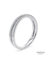 A timeless 18k white gold ring, with a classic claw set and a brilliant diamond-paved band.