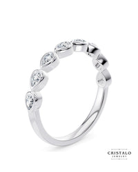 A stunning row of pear-shaped diamonds in the Idyll ring, a perfect complement to the matching Idyll bracelet.